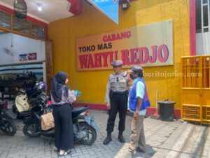 Toko Emas Ramai Pembeli, Polres Gresik Intensifkan Patroli Anggota polisi dari Polres Gresik sedang berpatroli di salah satu toko emas