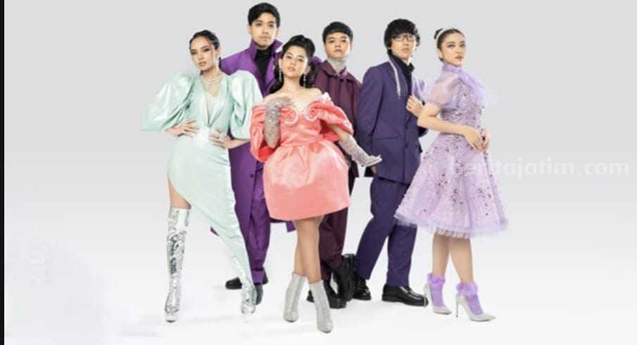 FIFA dan Weird Genius Luncurkan Lagu Resmi FIFA U-20 World Cup Indonesia 2023 Dimana Trio elektrik Weird Genius memproduseri dan menciptakan lagu, dengan penyanyi Lyodra, Tiara Andini dan Ziva Magnolya sebagai pengisi suara.