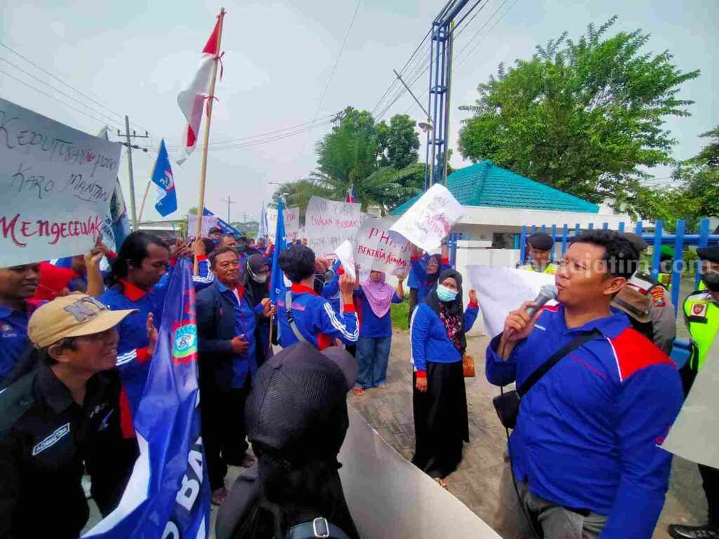 Sejumlah buruh KSPSI mendatangi perusahaan jok mobil di Kraton Pasuruan.