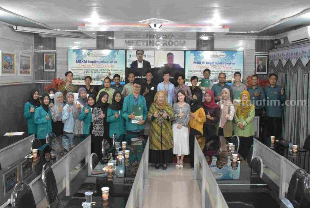 41 Mahasiswa Luar Negeri Akan Belajar di FEB Unisma Mahasiswa internasional bersama mahasiswa Unisma saat seremoni pelepasan dan penyambutan (Foto: Humas FEB Unisma)