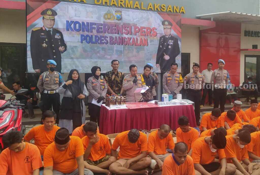 Rilis kasus kejahatan di Polres Bangkalan (Foto: Zamachsari/beritajatim.com)
