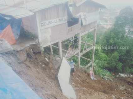 Proyek Bangunan Warung Jalan Tembus Sarangan-Tawangmangu Ambles ke Jurang Sarangan Magetan