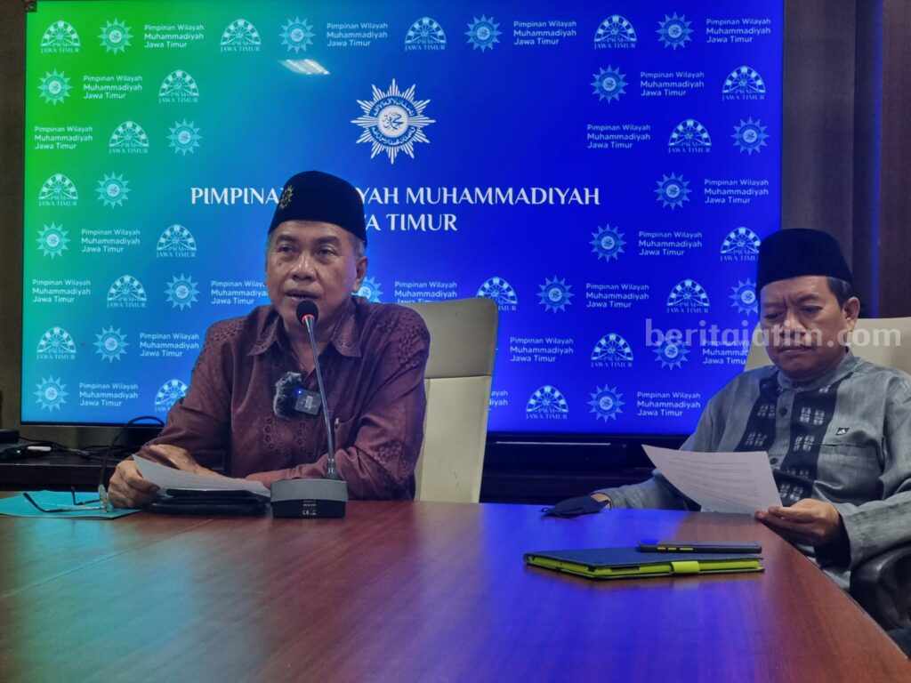 Muhammadiyah Jatim Tolak Timnas Israel di Piala Dunia U-20 Ketua Pimpinan Wilayah Muhammadiyah (PWM) Jatim, Sukadiono saat Konferensi Pers di Kantornya, Jumat (24/3/2023).