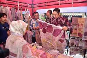 Bupati Lamongan Yuhronur Efendi mengunjungi gerai batik