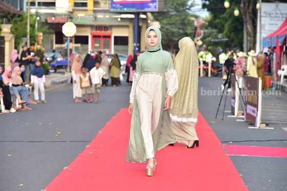 Acara Ramadhan Fashion Parade Tahun 2023 yang digelar Dekranasda Lamongan, di Alun-alun setempat, Sabtu (25/3/2023) (Foto: A. Thoriq Hidayatullah/beritajatim.com)