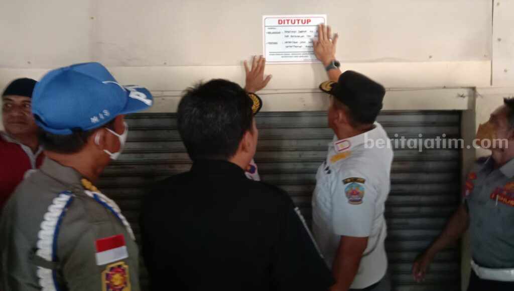 Lima kios yang ditutup Satpol PP Bangkalan, diduga menjadi tempat prostitusi (Foto: Zamachsari/beritajatim.com)