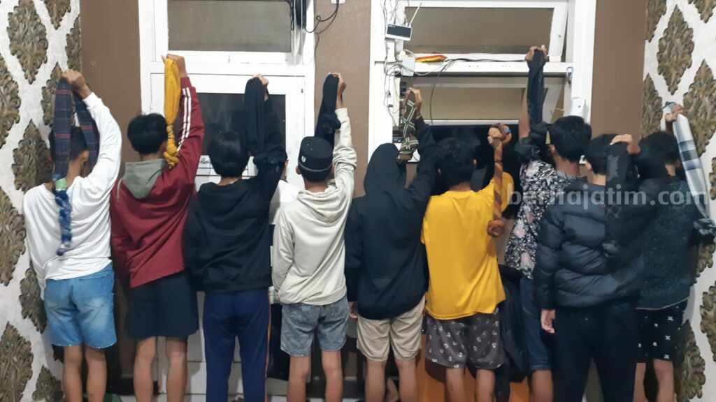Remaja di Dampit, Kabupaten Malang, yang terlibat perang sarung diamankan Polisi, Minggu (26/3/2023).