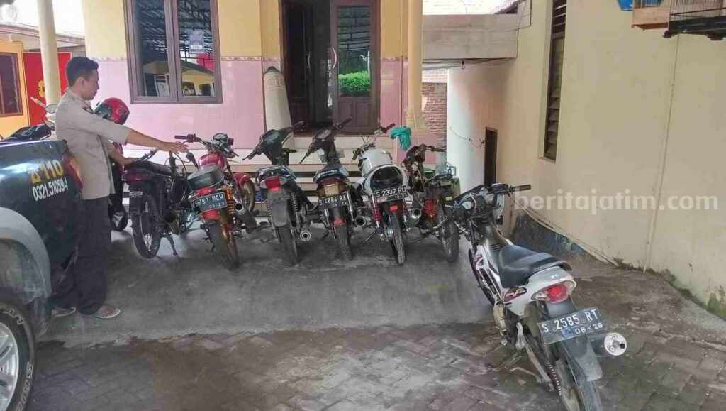 Polsek Gondang amankan tujuh sepeda motor milik penonton balap liar di Jalan Raya Dusun Kesono, Desa Bakalan, Kecamatan Gondang, Kabupaten Mojokerto. [Foto : ist]