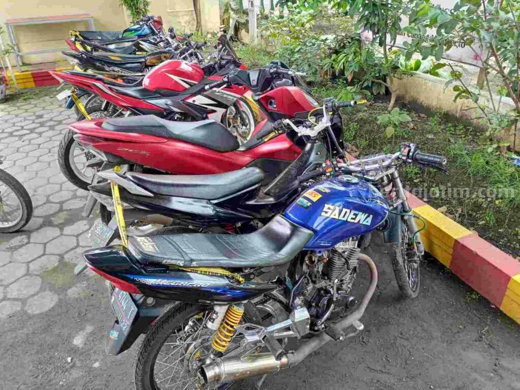 Polsek Bangsal mengamankan belasan motor yang digunakan aksi balap liar Jalan Raya Pacing, Kecamatan Bangsal, Kabupaten Mojokerto. [Foto : ist]