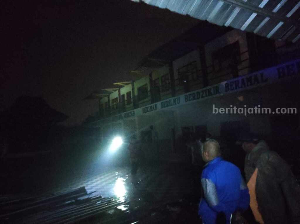 Kondisi atap ruang kelas Mts Miftachul Hidayah usai disapu angin kencang. [Foto : ist]
