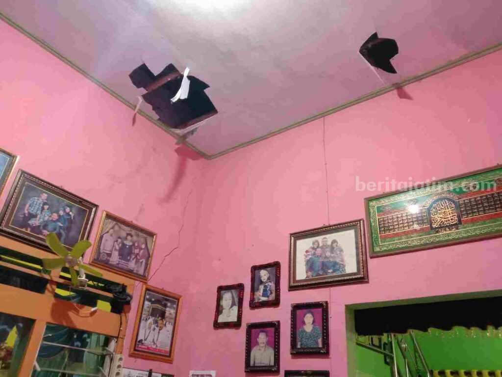 Plafon ruang sisi tengah rumah korban yang diduga menjadi jalan masuk pelaku. [Foto : ist]