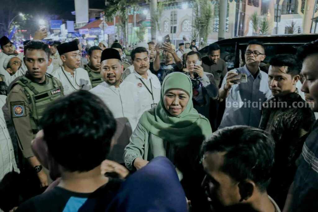 Ratusan jemaah Masjid Jami' Gresik mendapat bantuan paket beras dari Gubernur Jatim Khofifah Indar Parawansa dan Bupati Fandi Akhmad Yani.