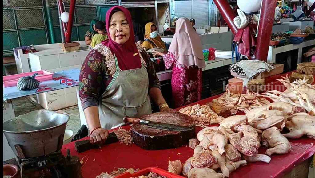 Pedagang daging ayam Maysaroh saat menjual barang dagangannya di pasar Gadingrejo Kota Pasuruan.