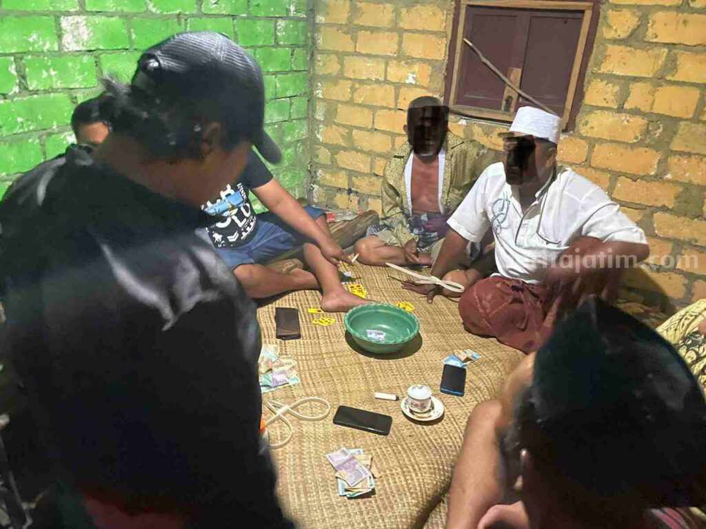Polisi Gresik mengamankan enam tersangka saat asyik bermain judi