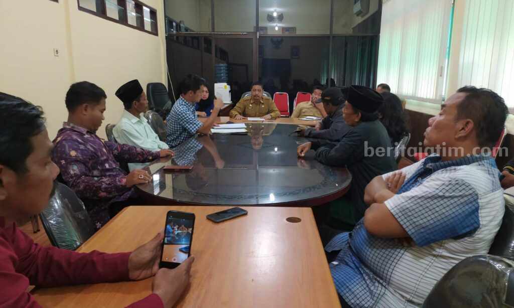 Audensi warga di kantor Pemkab Bangkalan terkait pilkades. (Foto: Zamachsari/beritajatim.com)