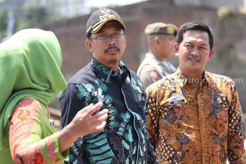 Bupati Sidoarjo Mohon Maaf Ada Proyek Flyover Aloha: Ben Gak Tuwek Nang Dalan Sidak. Bupati Gus Muhdlor, Camat Gedangan Inneke dan Kabag Pengadaan Barang dan Jasa Pemkab Sidoarjo Budi Basuki