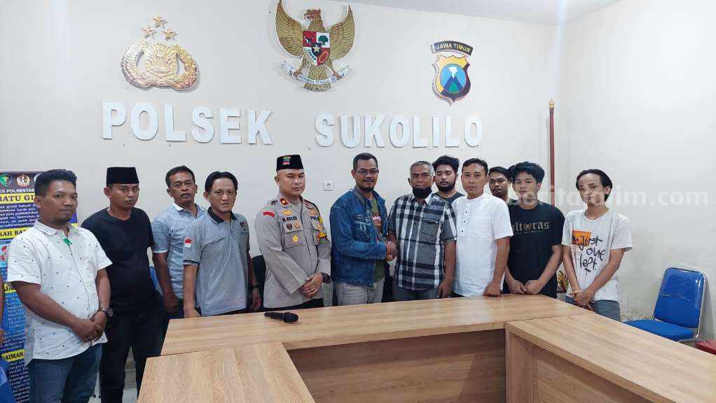 Kapolsek Sukolilo, Kompol M Sholeh (berseragam) saat memimpin restorative justice antara kelima pelaku pengeroyokan di Klampis Ngasem. (Foto/ist)