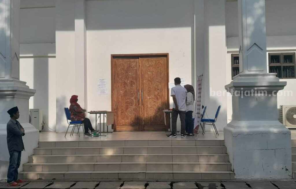 Suasana uji kompetensi Bacakades di UTM Bangkalan (Foto: Zamachsari/beritajatim.com)