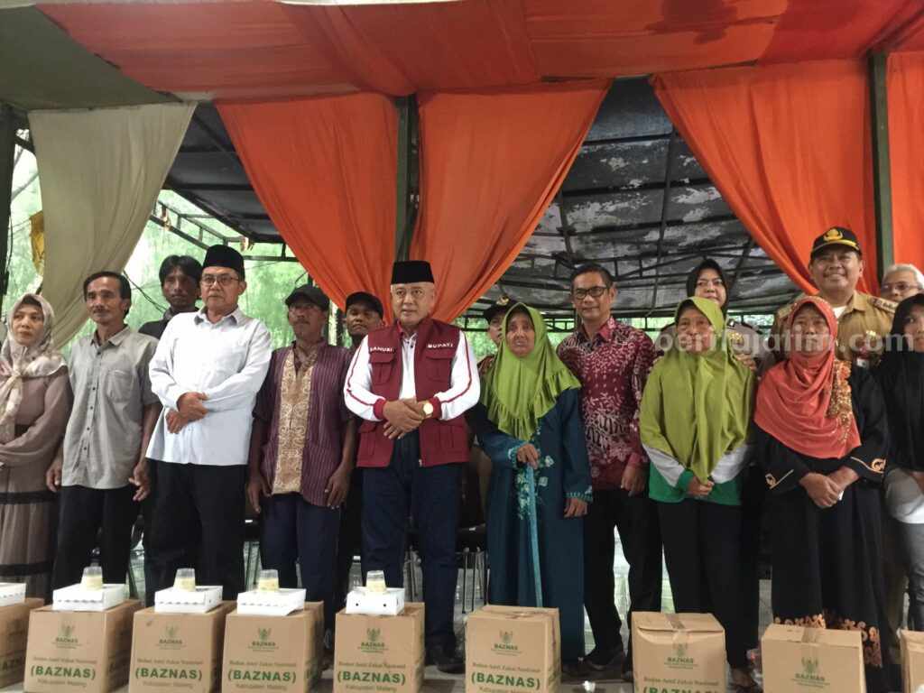Bupati Malang HM Sanusi menyerahkan bantuan bagi pemulung di TPA Talangagung, Kepanjen, Selasa (28/3/2023).