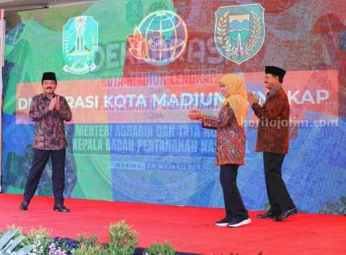 Menteri ATR BPB Msrsekal TNI (Purn) Hadi Tjahjanto, Gubernur Jatim Khofifah Indar Parawansa, dan Walikota Madiun Maidi saat mendeklarasikan Kota Madiun sebagai Kota Lengkap di Wisma Haji Kota Madiun, Selasa (28/3/2023)