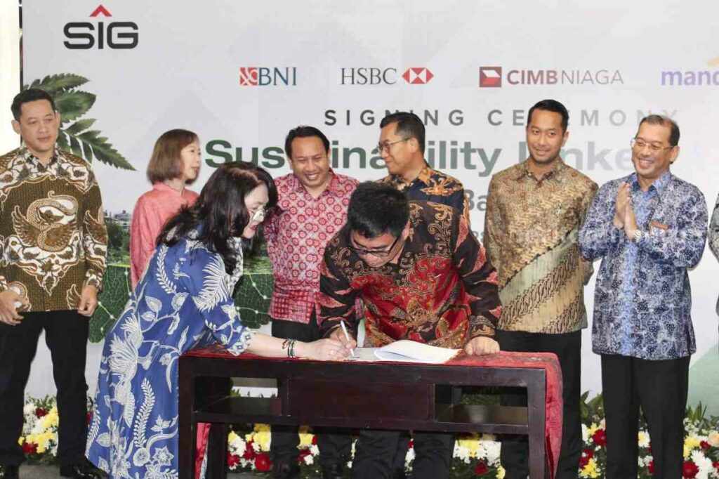 Dirut Semen Baturaja Tbk saat menandatangani perjanjian sindikasi kredit dengan empat bank nasional