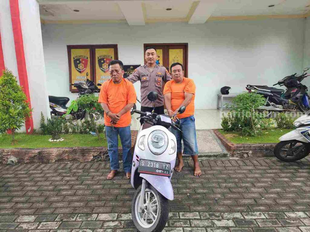 Dua pelaku diamankan polisi usai membawa kabur motor milik penjual nasi bebek.