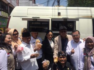 Sidak makanan Anggota DPR RI Krisdayanti bersama BPOM Jawa Timur di Pasar Singosari, Kabupaten Malang, Rabu (29/3/2023).
