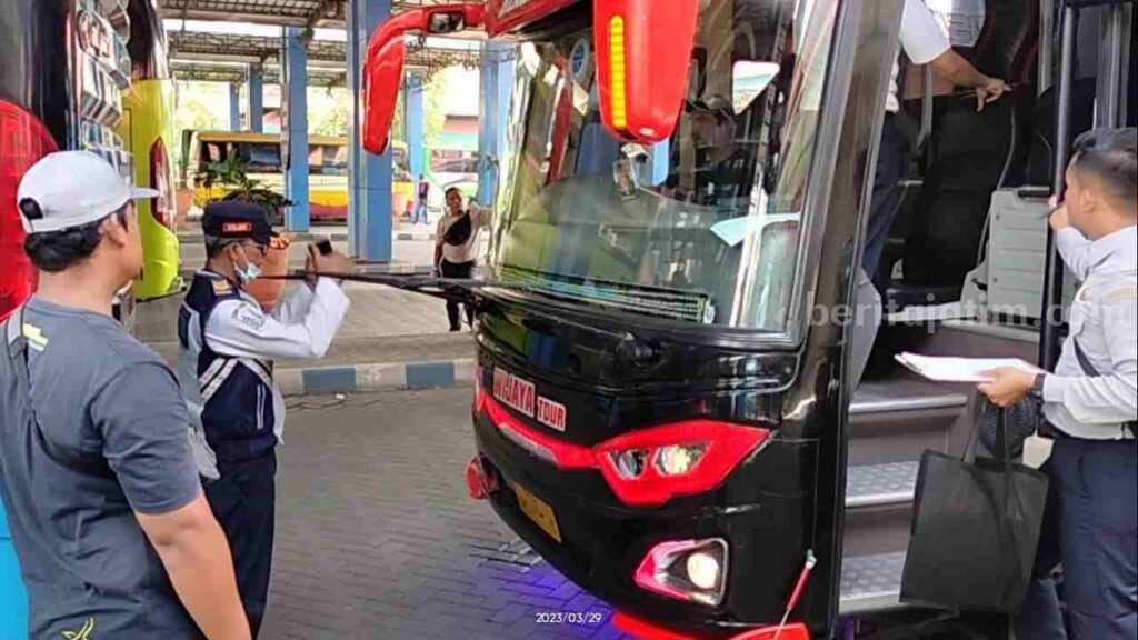 Petugas Dishub melakukan pemeriksaan Rampchek sebanyak 12 armada bus pariwisata untuk angkutan lebaran mudik gratis di Terminal Kertajaya, Kota Mojokerto.