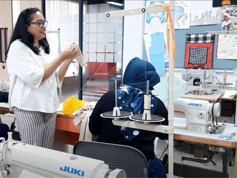 Sejumlah anggota PKK Lakarsantri, Surabaya mengikuti workshop pembuatan hijab oleh Dosen Universitas Ciputra