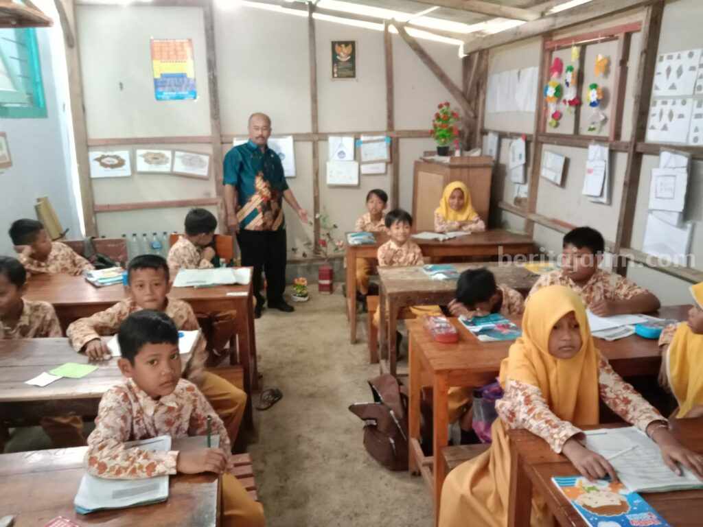 Siswa SDN 4 Gajahrejo Kabupaten Malang Belajar di Ruang Darurat Berdinding Triplek Kepala SDN 4 Gajahrejo, Kabupaten Malang, Miseman S.Pd, bersama murid-muridnya di ruang belajar darurat, Kamis (30/3/2023).