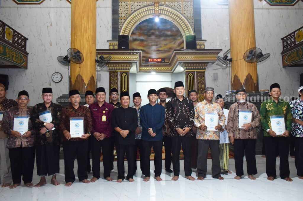 Wamen ATR-BPN Raja Juli Antoni saat menyerahkan sertifikat wakaf kepada 10 Nazir di Lamongan (Foto: A. Thoriq Hidayatullah/beritajatim.com).