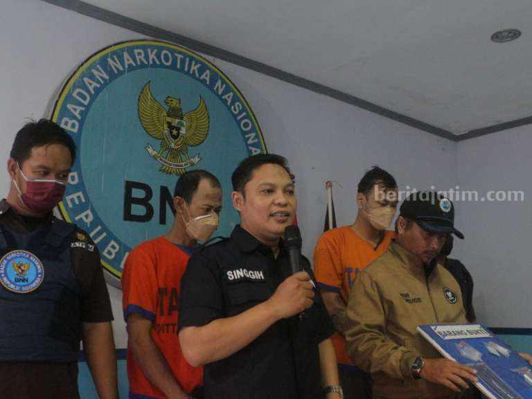 BNN Surabaya Tangkap Penjual Burung Karang Pilang Punya 10 Gram Sabu Kedua tersangka saat dirilis di kantor BNN Surabaya. (Foto/ist)
