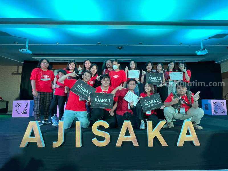 Mahasiswa UK Petra Surabaya Borong Juara di Ajisaka 2023 Mahasiswa DKV UK Petra Surabaya menerima empat penghargaan di ajang Ajisaka 2023