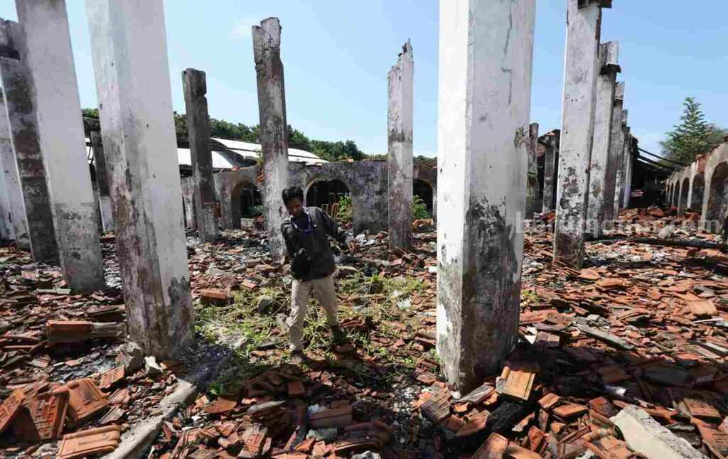 Bangunan Pasar Sidayu saat terbakar. Kini bangunan pasar itu masuk Direstorasi Cagar Budaya