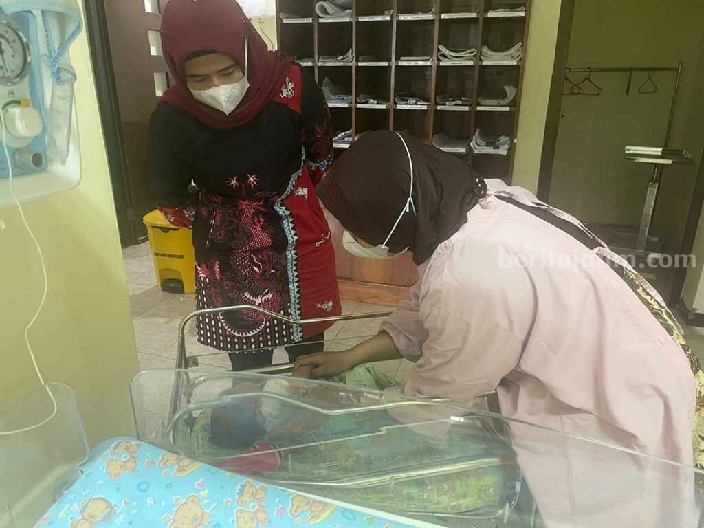 Kasat Reskrim Polres Blitar Kota AKP Tika Puspitasari menjenguk bayi laki-laki yang sebelumnya diceritakan ditemukan di pinggir jalan di area hutan Kecamatan Doko Kabupaten Blitar.