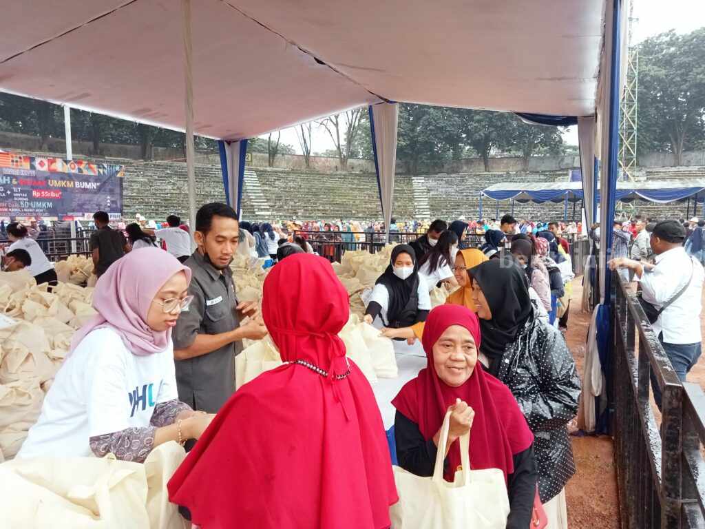 Ribuan Warga Gresik Serbu Sembako Murah Kementerian BUMN Ribuan Masyarakat Gresik rela antri demi mendapatkan sembako murah
