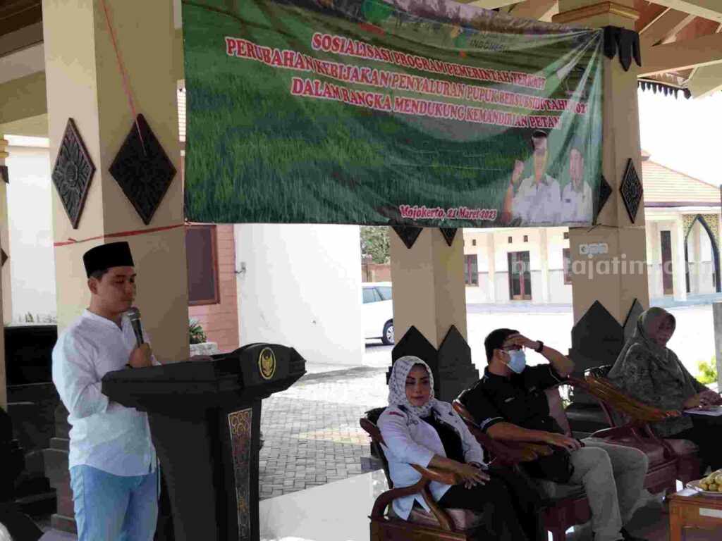 Ketua HKTI Kabupaten Mojokerto, Muhammad Al Barra saat memberikan sambutan dalam Sosialisasi Program Pemerintah terkait Perubahan Kebijakan Penyaluran Pupuk Bersubsidi Tahun 2023 dalam Rangka Mendukung Kemandirian Petani di Rumah Dinas Wakil Bupati Mojokerto. [Foto ; Misti/beritajatim.com]