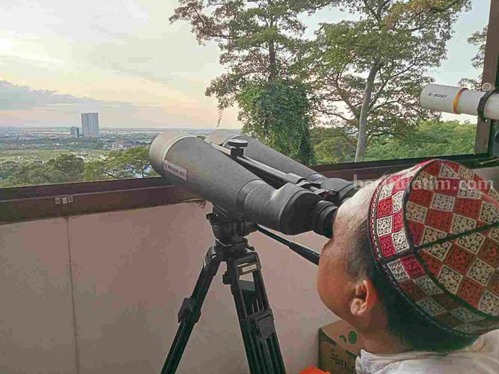 Tim balai rukyat lembaga falakiyah PCNU Gresik saat melakukan rukyat hilal di bukit Condrodipo Gresik