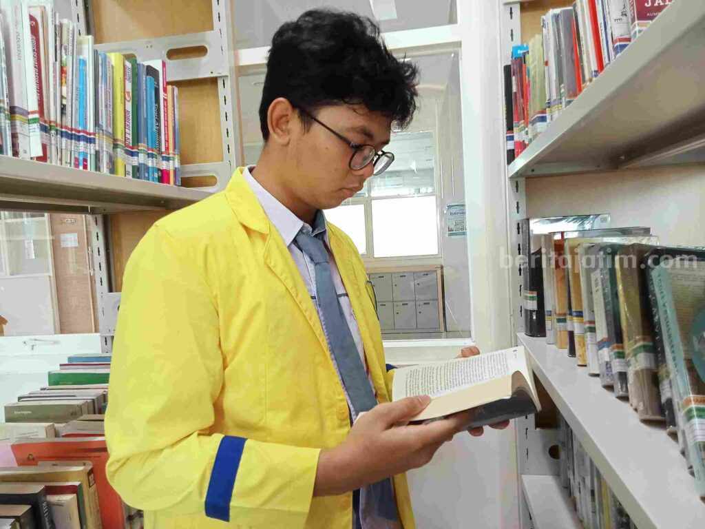 M.Fadel Thoriq Dharmawan siswa SMA Muhammadiyah 10 GKB (Smamio) saat belajar di perpustakaan
