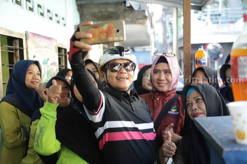 Pemkot Malang Fokus Tuntaskan Pemukiman Kumuh di Mergosono Wali Kota Malang, Sutiaji berswafoto dengan ibu-ibu di Mergosono, Kota Malang.