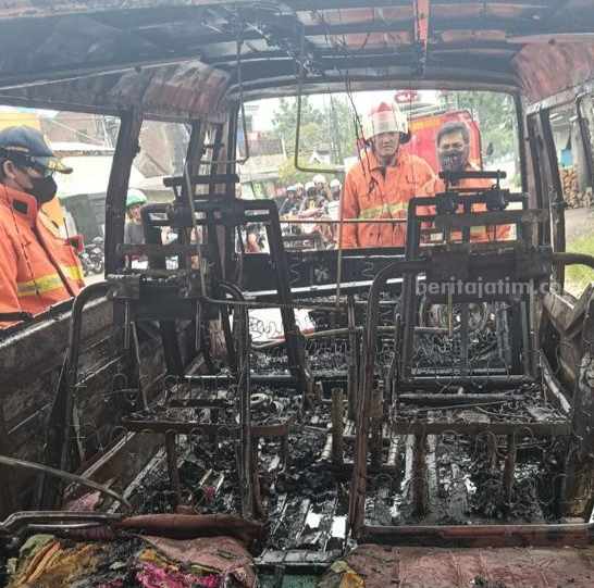 Mobil Suzuki Carry S 1734 OE terbakar hangus di Jalan Raya Wringinanom Gresik