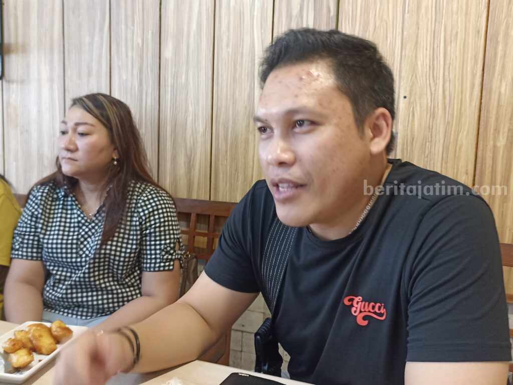 Ricky Bantah Pukul Pengacara di PN Surabaya, Justru Kini Lapor Balik Ricky bersama istrinya saat diwawancarai awak media, Rabu (01/03/2023). (Foto/Anggadia)
