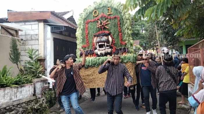 Salah satu peserta Ruwah Dusun Kembangsore, Desa Petak, Kecamatan Pacet, Kabupaten Mojokerto. [Foto : Misti/beritajatim.com]