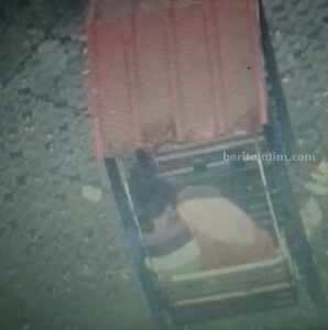 Potongan video mesum di depan Kantor Bupati Sampang (Foto: Zamachsari/beritajatim.com)