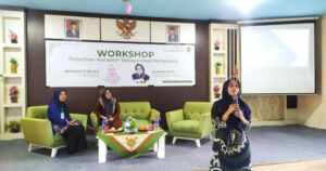 Prodi BKPI IAI Al-Khairat Pamekasan Gelar Workshop Konselor Sebaya Salah satu narasumber, Muhyatun menyampaikan materi dalam Workshop Konselor Sebaya Bagi Mahasiswa, di IAI Al-Khairat Pamekasan, Jum'at (3/3/2023).