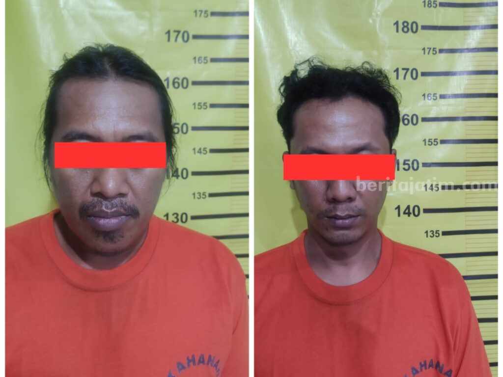 Kedua tersangka saat diamankan di Polsek Tambaksari