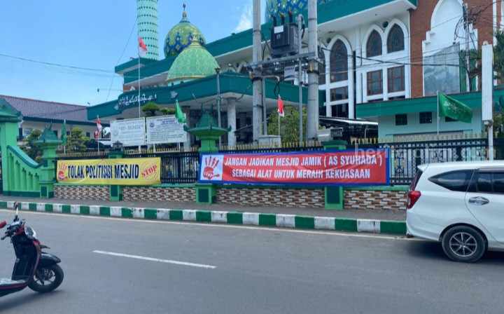 Banner penolakan HM Sahibuddin sebagai Ketua Takmir Masjid Agung Asy-Syuhada' Pamekasan.
