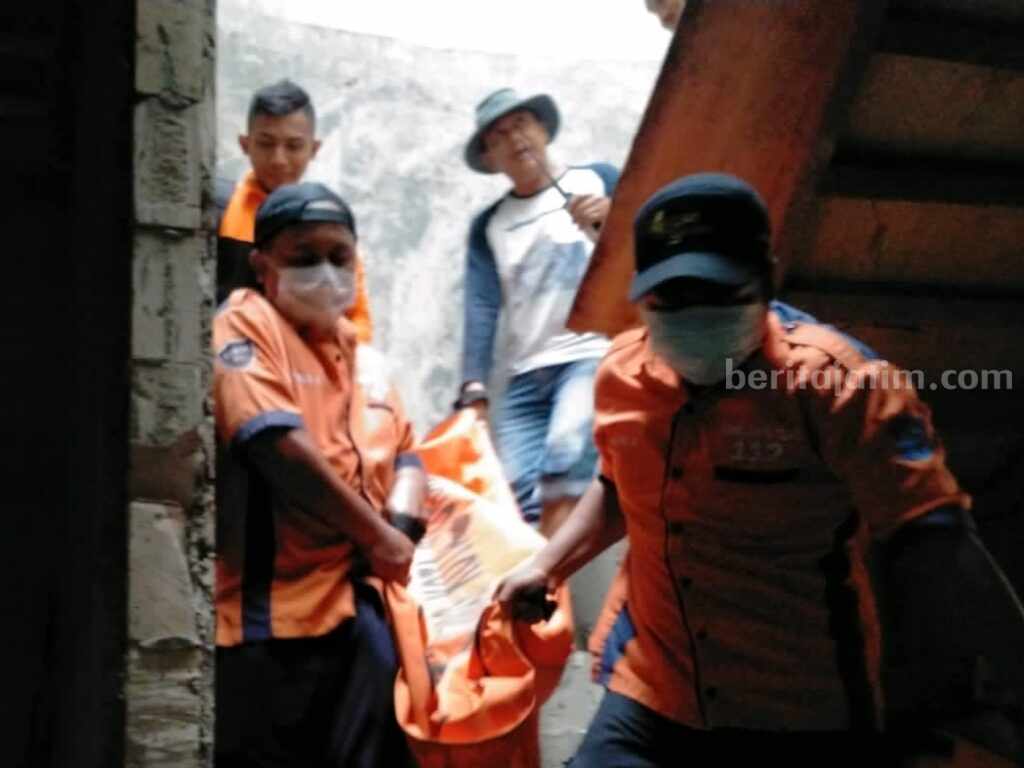 Petugas dari BPBD Kota Surabaya mengevakuasi jenazah S yang ditemukan gantung diri di Jalan Klampis Harapan, Jumat (03/03/2023), (Foto/Ist)