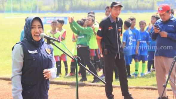 Bupati Mojokerto Ikfina Fahmawati saat membuka turnamen sepak bola Piala Bupati Cup U-10 dan U-12 tahun 2023 di Stadion Gor Gajah Mada, Kecamatan Mojosari, Kabupaten Mojokerto. [Foto : ist]