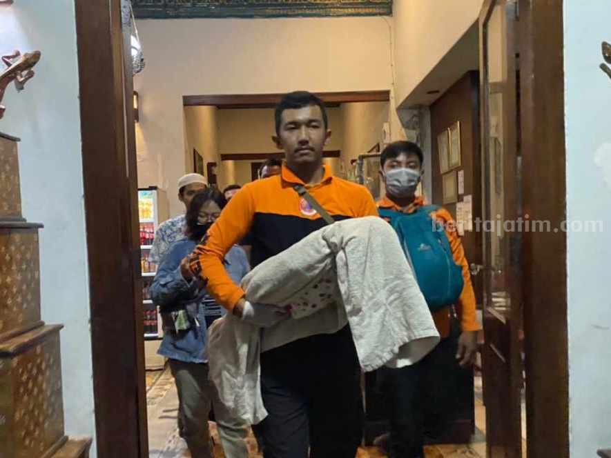 Petugas BPBD kota Surabaya